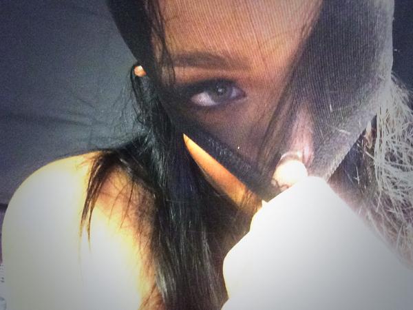 BuFiaUNCUAE8sjd "R8"? Rihanna posta fotos misteriosas no Twitter