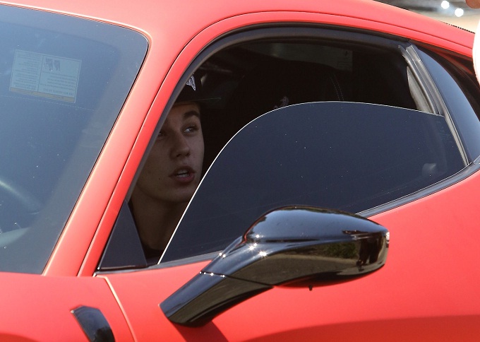 justin bieber Paparazzo bate o carro na Ferrari de Justin Bieber durante perseguição