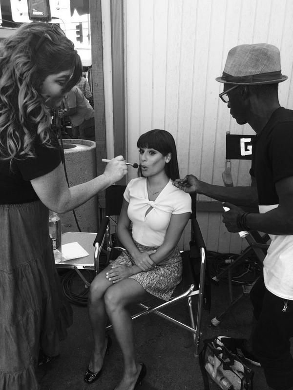 BwoB8b8CIAAfBwG Lea Michele divulga foto do retorno às gravações de “Glee”