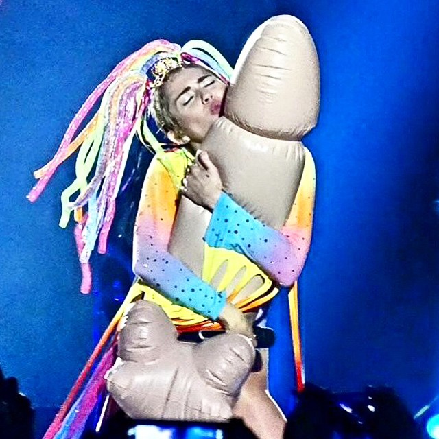 1388851_730854366951317_1884801397_n Miley Cyrus agarra pênis gigante em show da “Bangerz Tour” no Chile