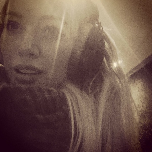 Hilary Duff Hilary Duff posta nova foto em estúdio de gravação na Suécia