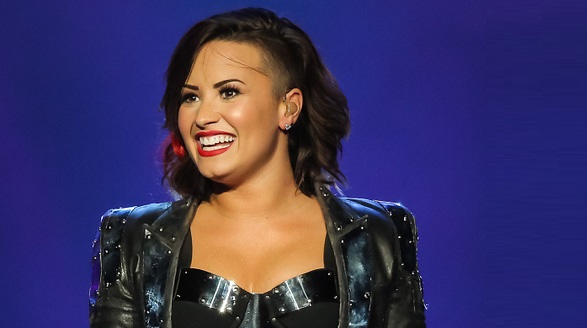 Demi Lovato With Christina Perri In Concert - Los Angeles, CA Demi Lovato promete lançamento de música nova para breve