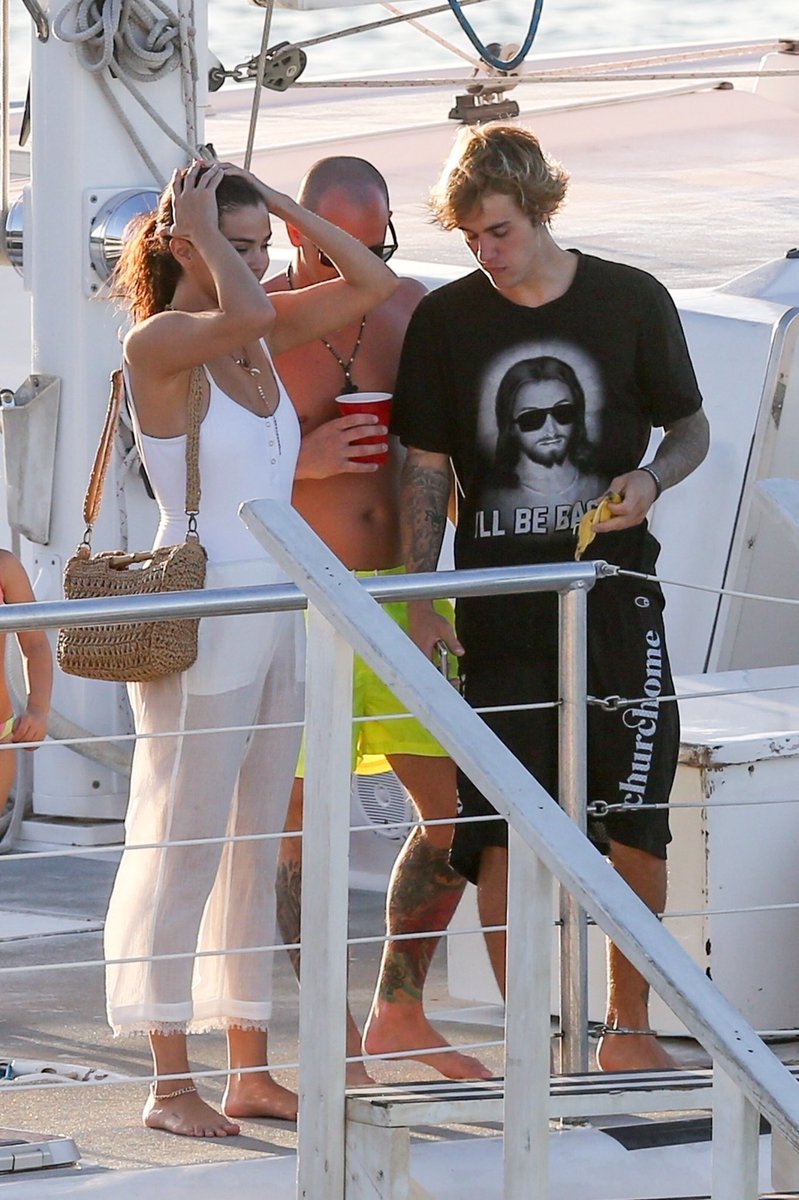 Também é team Jelena Miley Cyrus curte fotos de casal de Justin Bieber e Selena Gomez POPline