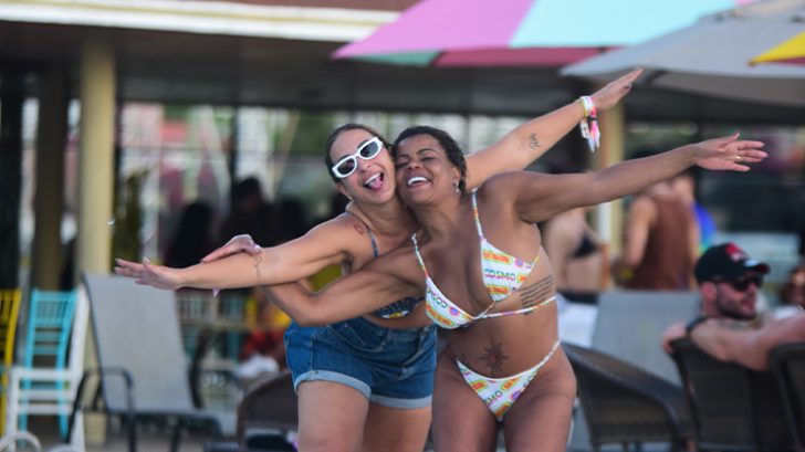 Famosos Curtem Tarde Na Piscina Durante A Farofa Da Gkay