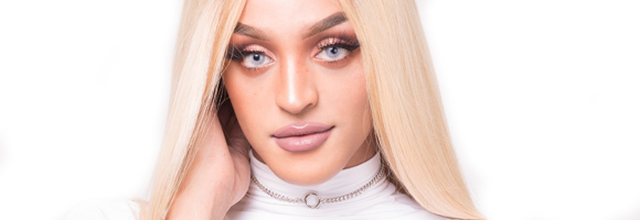 Pabllo Vittar ensina gírias LGBT e faz maquiagem no apresentador Carlos Alberto no Programa da Maisa