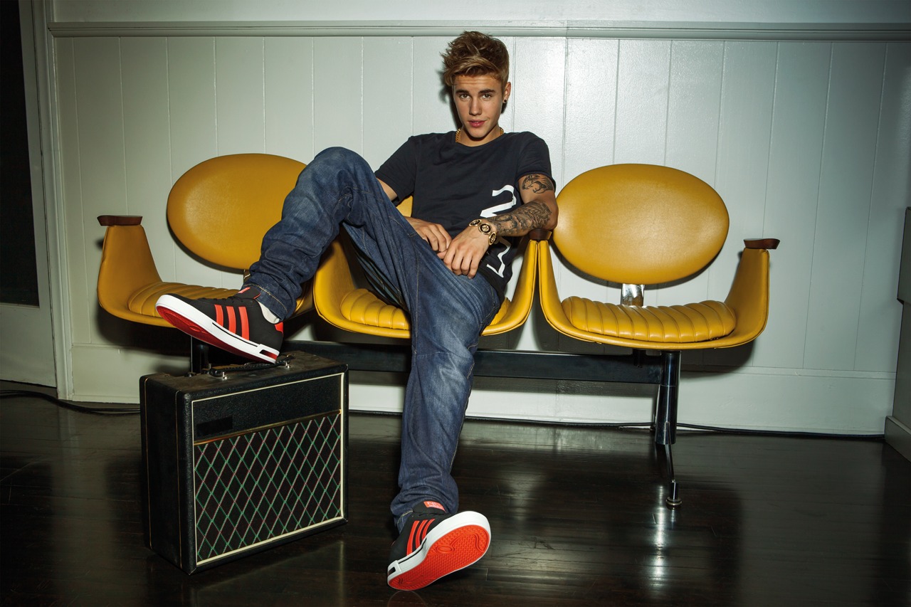 Адидас старший актер. Justin Bieber адидас Нео. Джастин Бибер на кроссовках. Justin Bieber adidas. Джастин Бибер в кедах.