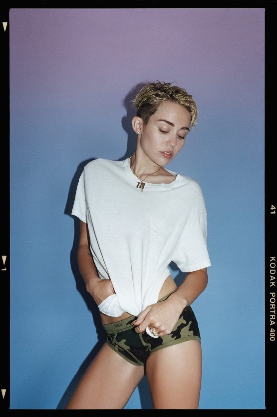 Foto Do Ensaio Da Miley Cyrus Para O Encarte De Bangerz Chega Internet Popline