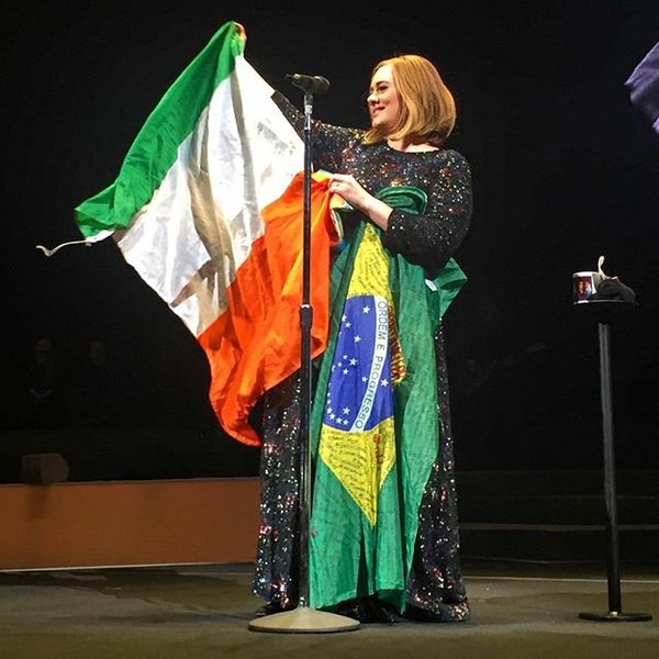 Adele pega bandeira do Brasil em show na Irlanda e vira sensação