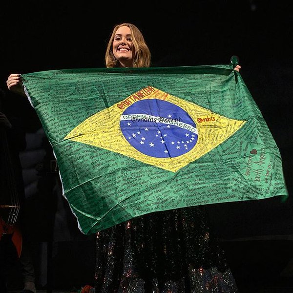 Adele pega bandeira do Brasil em show na Irlanda e vira sensação