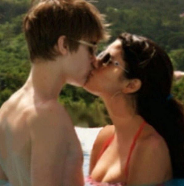 Veja foto do beijo entre Selena Gomez e Justin Bieber