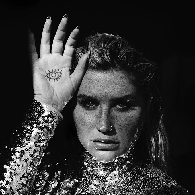 kesha-eye-on-hand