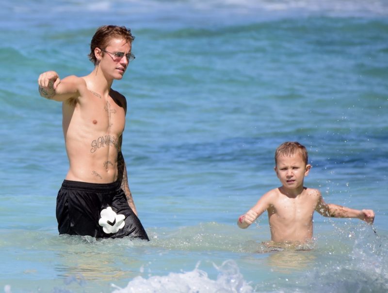 EXCLUSIVE: Justin Bieber  pictured with his dad and brother on the beach in Barbados