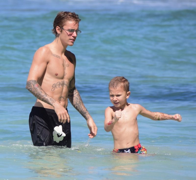 EXCLUSIVE: Justin Bieber  pictured with his dad and brother on the beach in Barbados