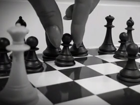 Anitta espalha peças de xadrez em Salvador para anunciar música