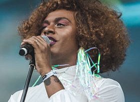 Aurora anima público no Lollapalooza, mas deixa de fora uma de suas faixas  mais conhecidas