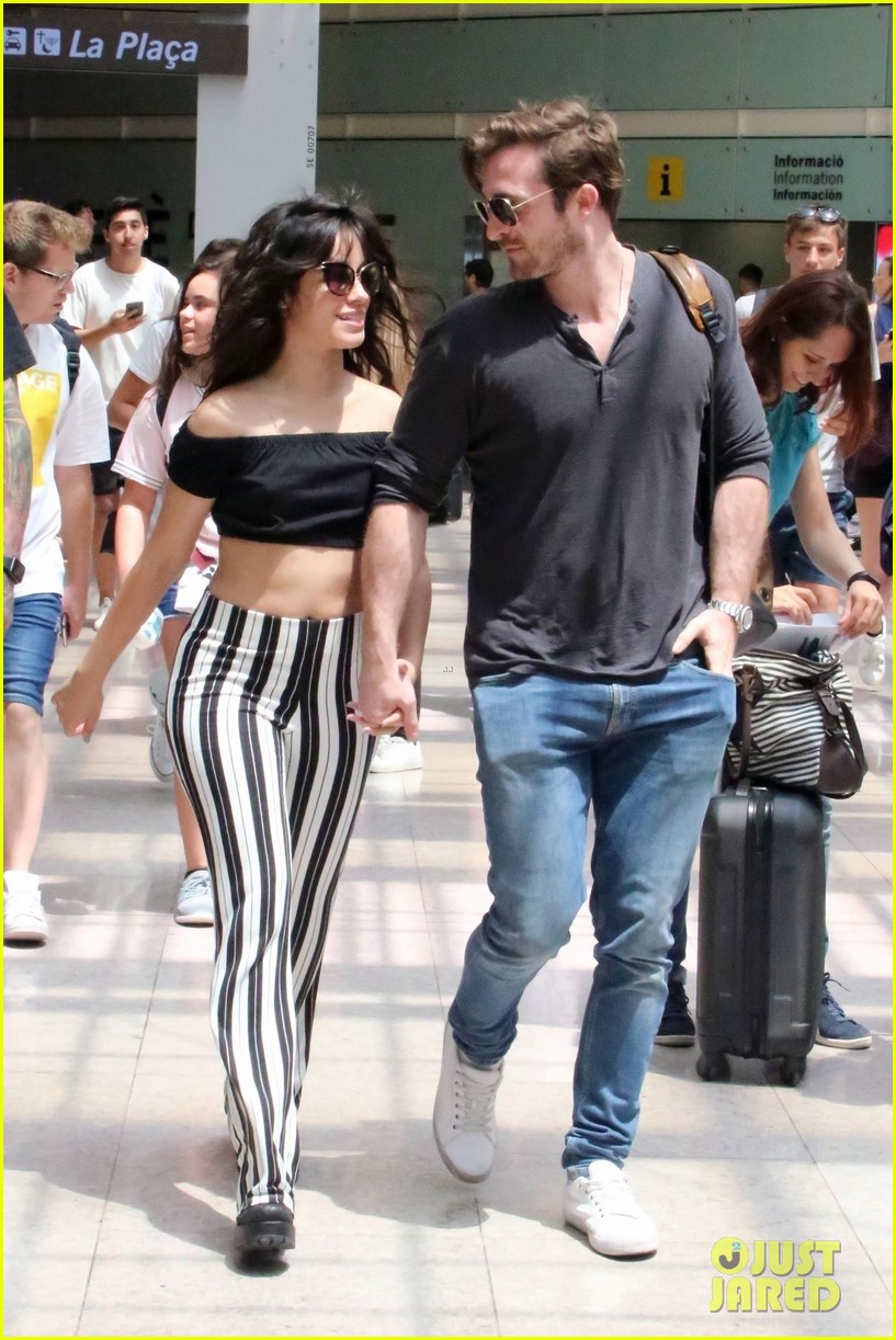 Camila Cabello é fotografada com namorado na Espanha Camila Cabello