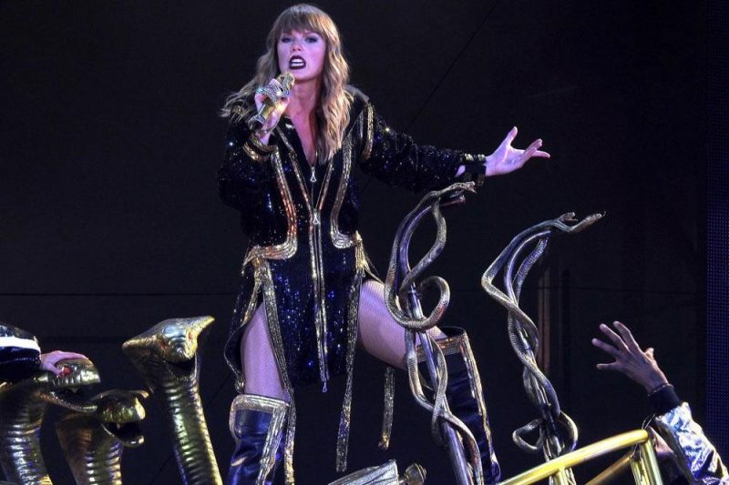 Algo que chamou a atenção na noite de estreia da nova turnê de Taylor Swift  foi a grande quantidade de serpentes - Sucesso FM
