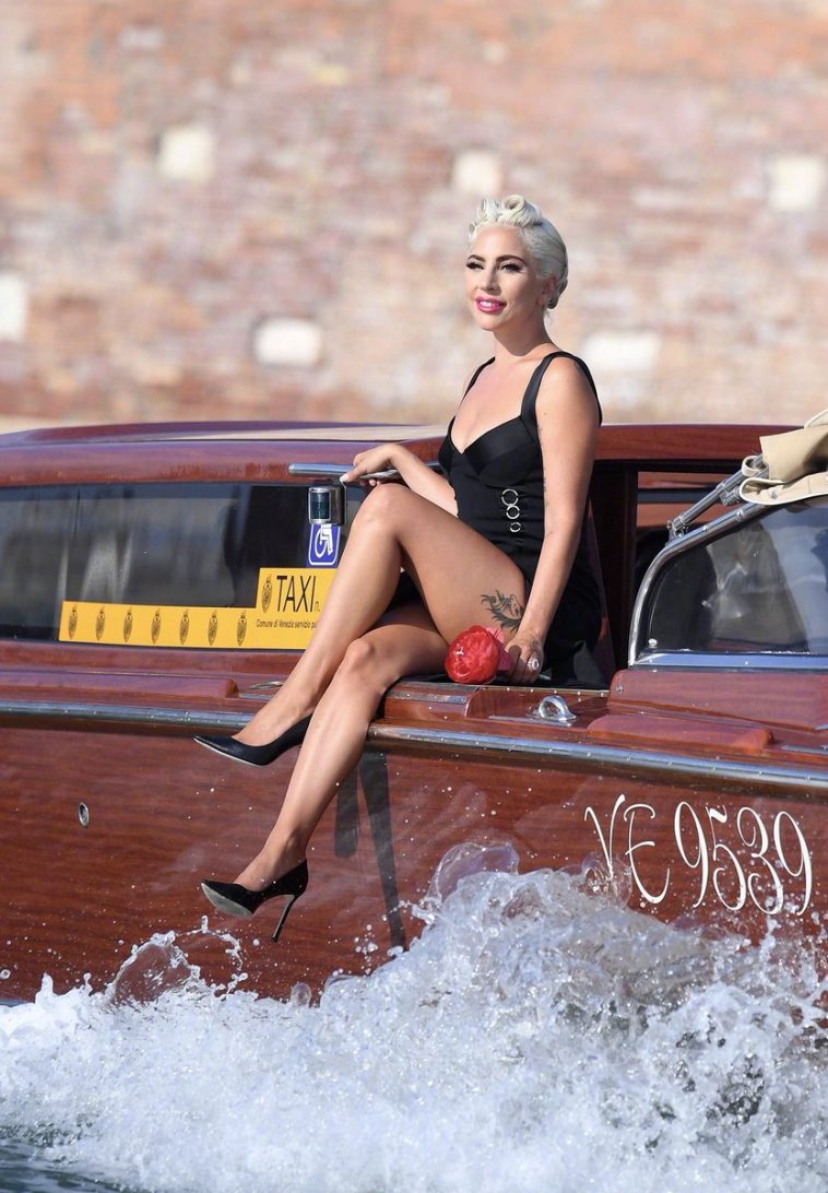 lady gaga faz chegada épica em veneza para lançar nasce uma estrela