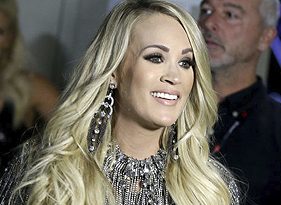 Carrie Underwood cria máscara com suas iniciais e resultado repercute no  Brasil