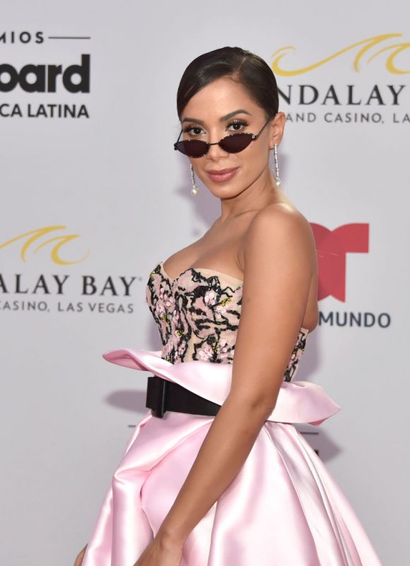 Fotos: Anitta aparece com glamouroso vestido longo no tapete vermelho