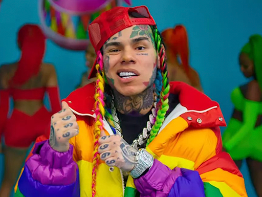 6ix9ine acusa a Billboard de manipulação dos números da Hot 100 em favor de Ariana Grande e Justin Bieber