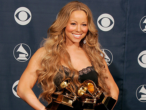 Mariah Carey segurando seus prêmios Grammy em 2006.