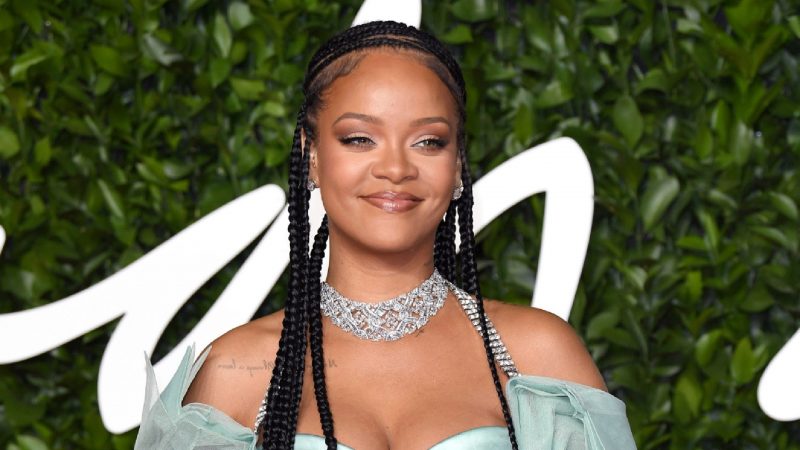 Rihanna sorri ao passar pelo tapete vermelho no British Fashion Awards em 2019