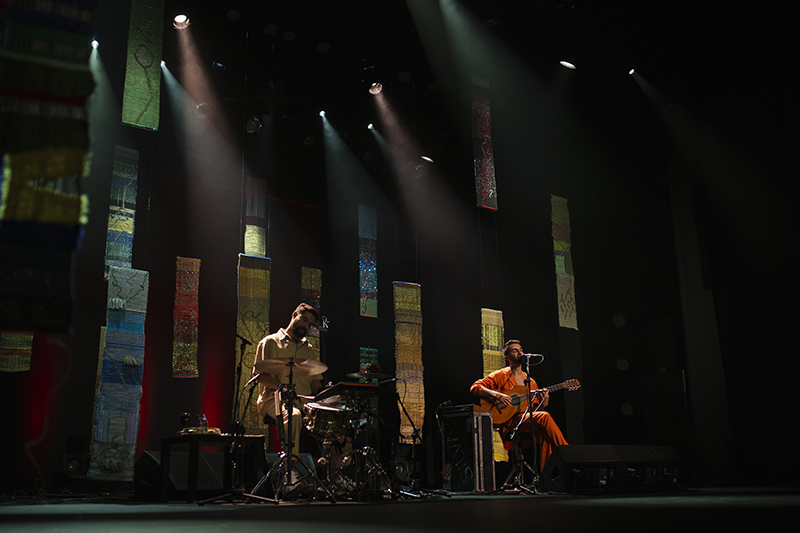 Silva toca violão no palco do show em Lisboa, Portugal.