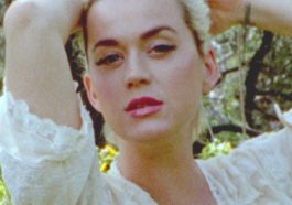 Katy Perry posa em close e com os braços levantados em foto promocional da nova música Daisies