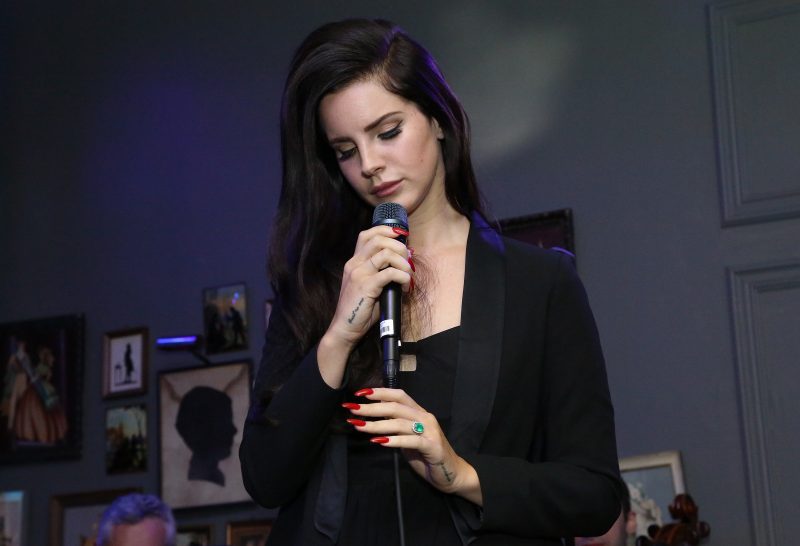Em carta aberta sobre mulheres na indústria, Lana Del Rey rebate acusações de glamorização do abuso e anuncia novo álbum