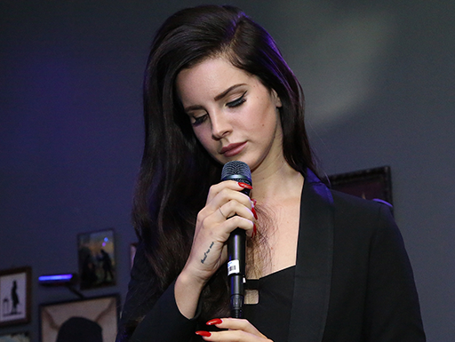Em carta aberta sobre mulheres na indústria, Lana Del Rey rebate acusações de glamorização do abuso e anuncia novo álbum
