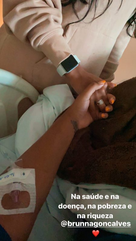 Ludmilla publica foto segurando a mão de sua esposa em um quarto de hospital no Rio de Janeiro