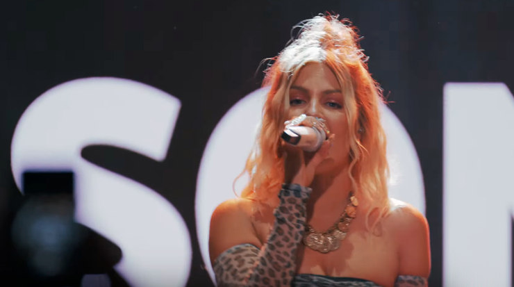Luísa Sonza canta "Garupa" em seu especial YouTube Music Night, gravado em 2019