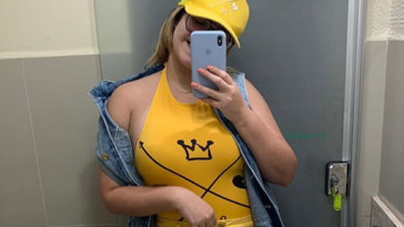 De body e minissaia amarelos referentes ao projeto "Todos os cantos", Marília Mendonça diz sentir saudade de fazer shows (Foto: Reprodução/Instagram)
