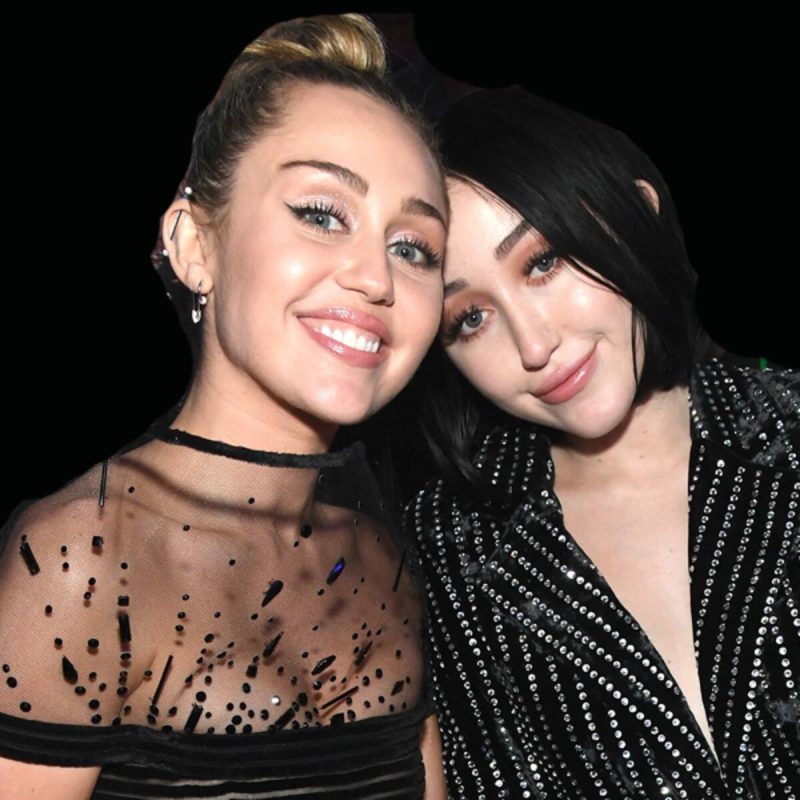 Irmãs, Noah e Miley Cyrus aparecem juntas, vestindo preto