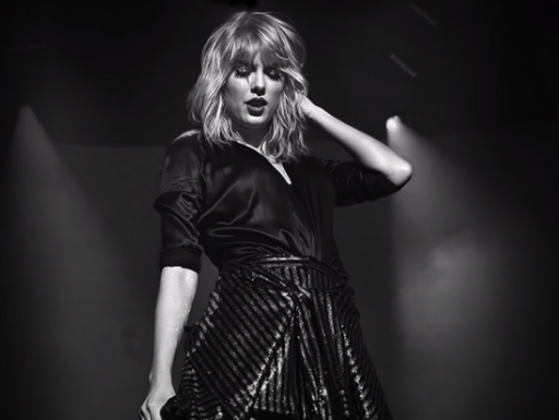 Taylor Swift mexe no cabelo em pose durante show em Paris, na França