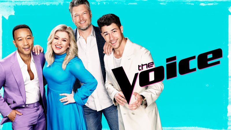 Técnicos do The voice, John Legend, Kelly Clarkson, Blake Shelton e Nick Jonas aparecem em um fundo azul.
