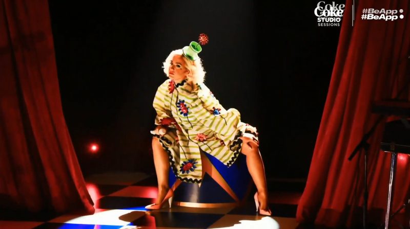 Katy Perry faz live com tema de circo