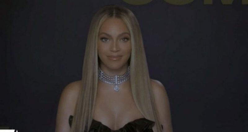 Beyoncé discursa ao receber Prêmio Humanitário no BET Awards 2020