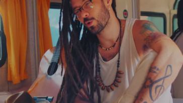 POPline A Capella: Gabriel Elias homenageia Edu Ribeiro fazendo cover do clássico reggae "Me Namora" (Foto: Reprodução/YouTube)