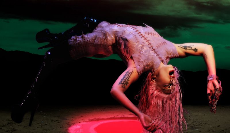 Lady Gaga desafia a gravidade para o Chromatica