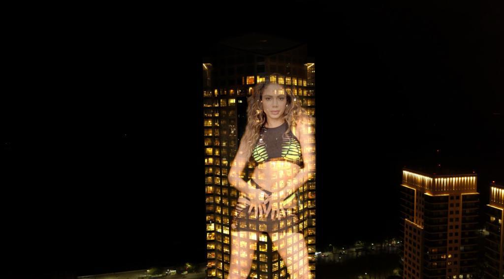 Para divulgar Tócame, ação projetará imagens de Anitta em prédios do Rio e São Paulo! Foto: Divulgação