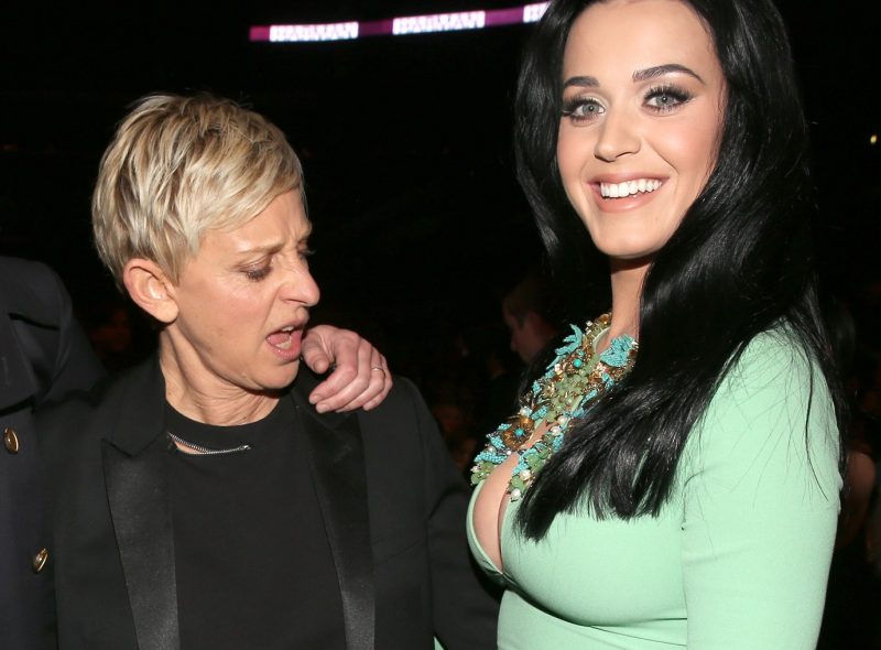 Ellen DeGeneres olha os peitos da Katy Perry