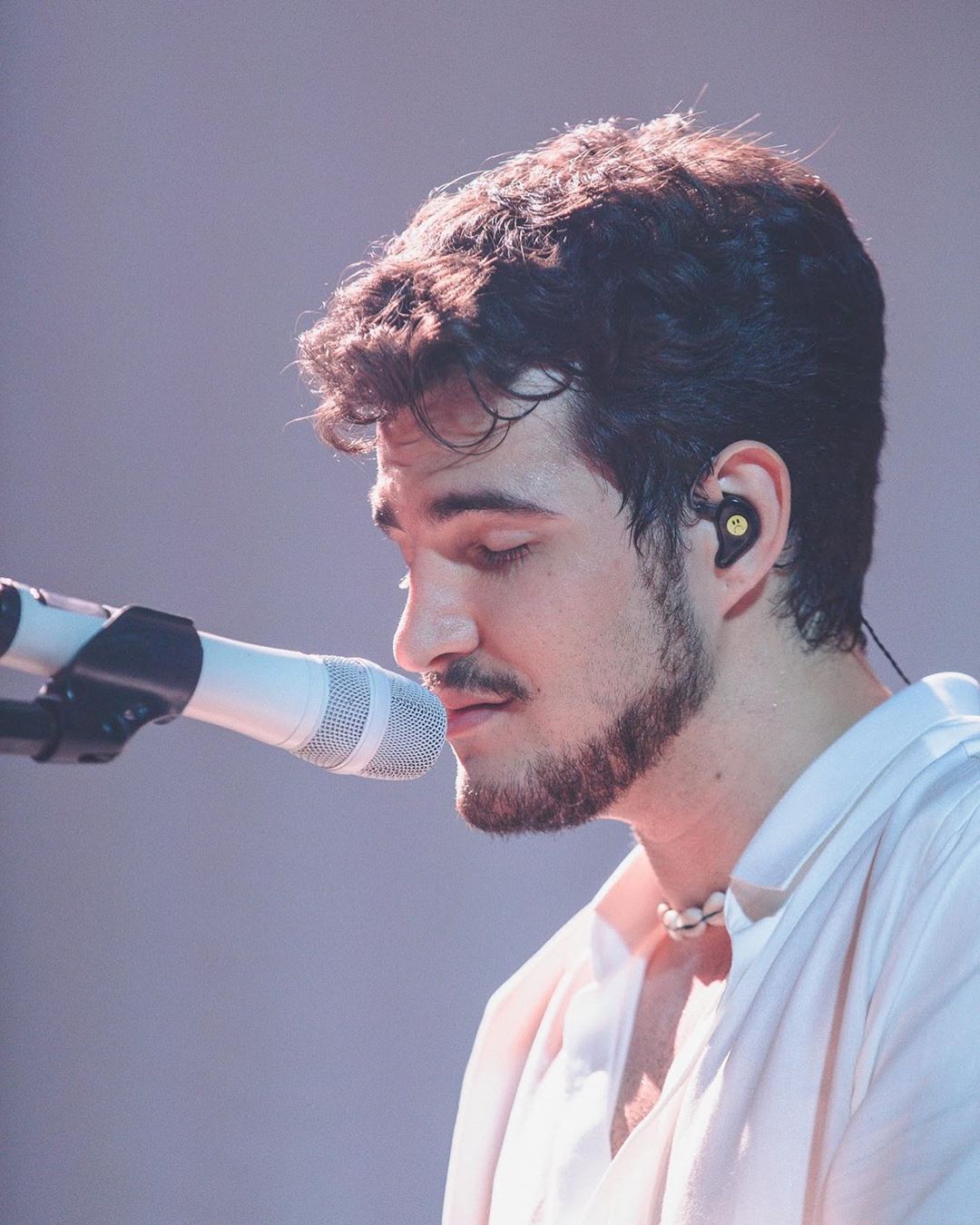 Jão durante show ao vivo