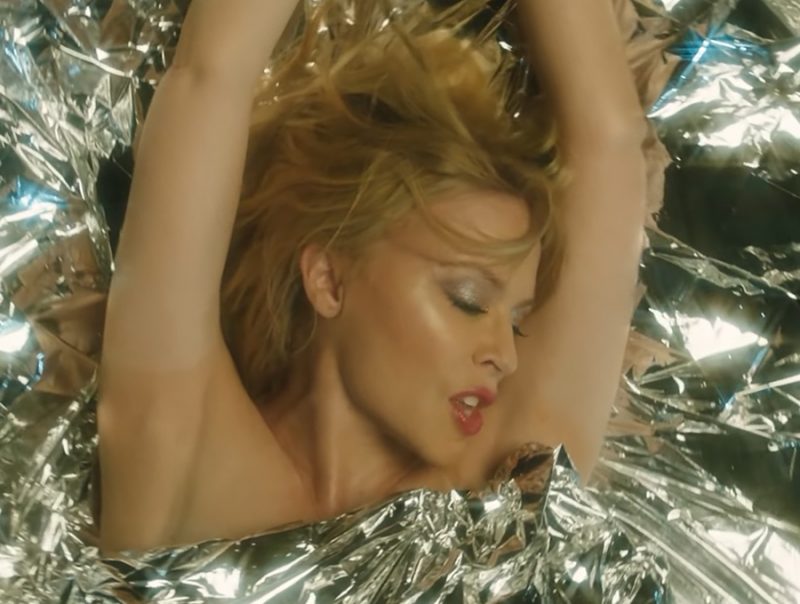 Kylie Minogue lança clipe cheio de brilho