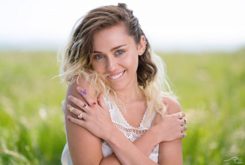 Miley Cyrus solar e de bem com a vida em Malibu