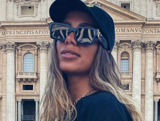 Anitta chega a Itália, faz turismo no Vaticano e deve cantar em show de Fred de Palma