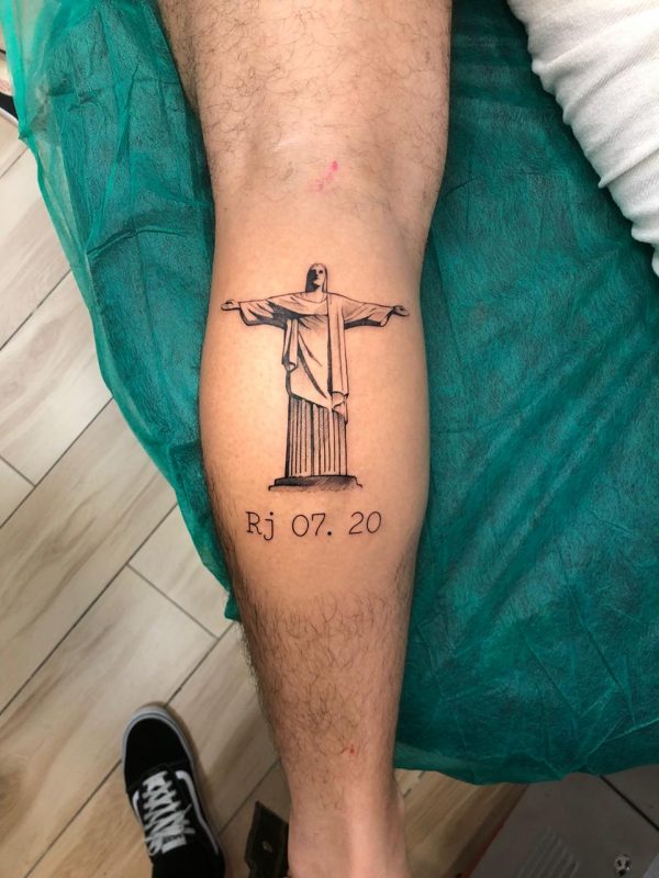 Dennis faz nova tatuagem em homenagem ao Cristo Redentor