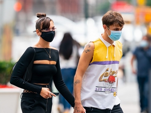 De volta a Nova York, Dua Lipa aparece morena em passeio com o namorado (Foto: Getty Images / Uso autorizado POPline)