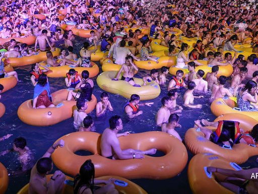Wuhan, onde surgiu coronavírus, faz festa com milhares de pessoas